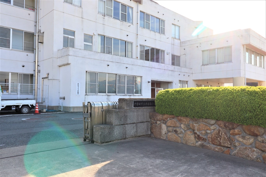 小学校　伊勢崎市立赤堀南小学校（小学校）まで937m