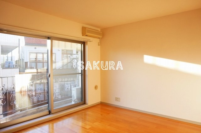 居室・リビング　こちらのリビングで趣味の時間をお楽しみください♪