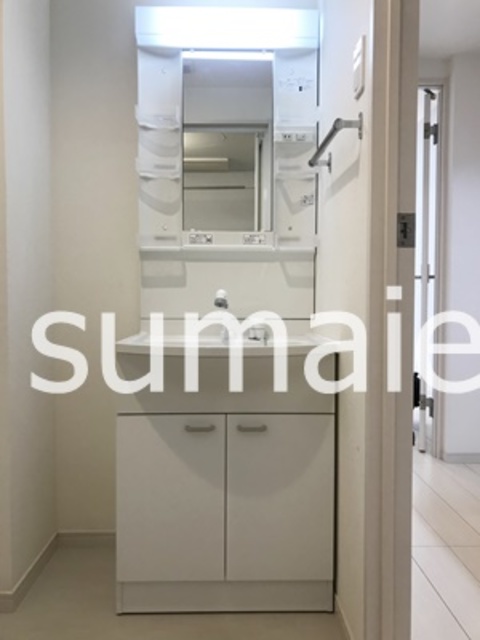 洗面設備　シャワー付き洗面化粧台。