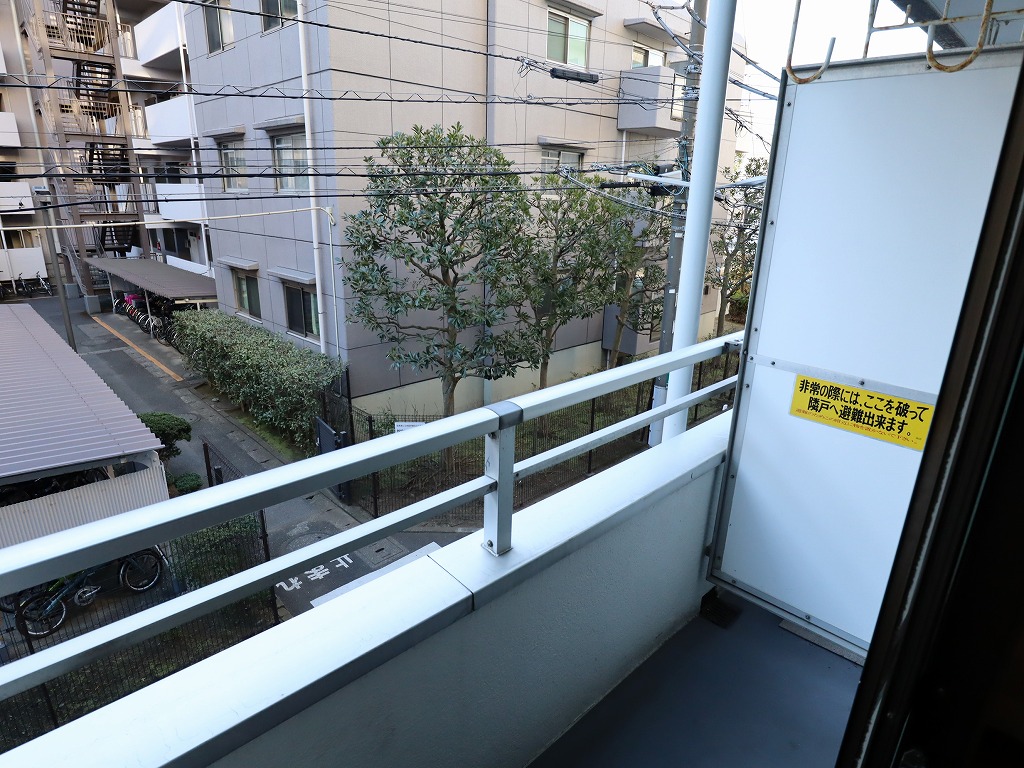 バルコニー　前面棟の距離あり　静かな住環境