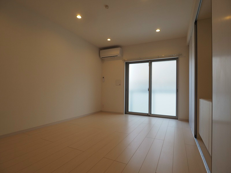 居室・リビング　2階角部屋なので、日当たり良好!!