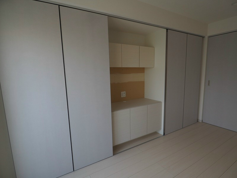 収納　真ん中にTV台のある、収納