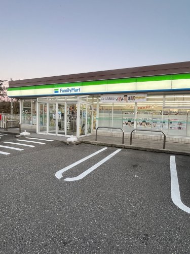 コンビニ　ファミリーマート 柏崎松波店（コンビニ）まで526m