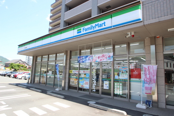 コンビニ　ファミリーマート広島大町東店（コンビニ）まで93m