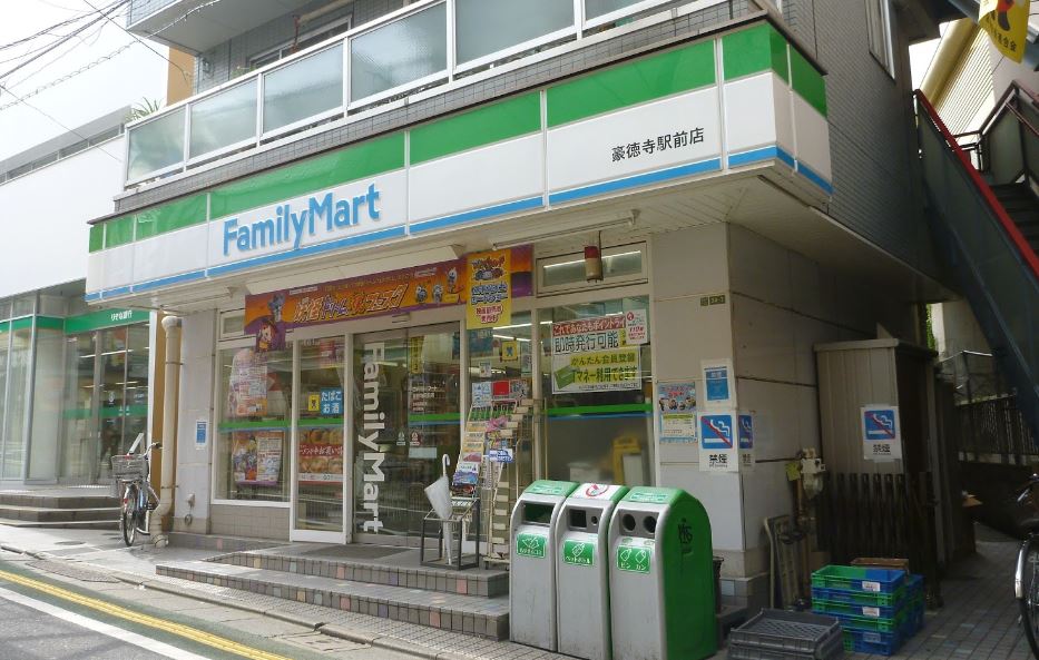 コンビニ　ファミリーマート 豪徳寺駅前店（コンビニ）まで141m