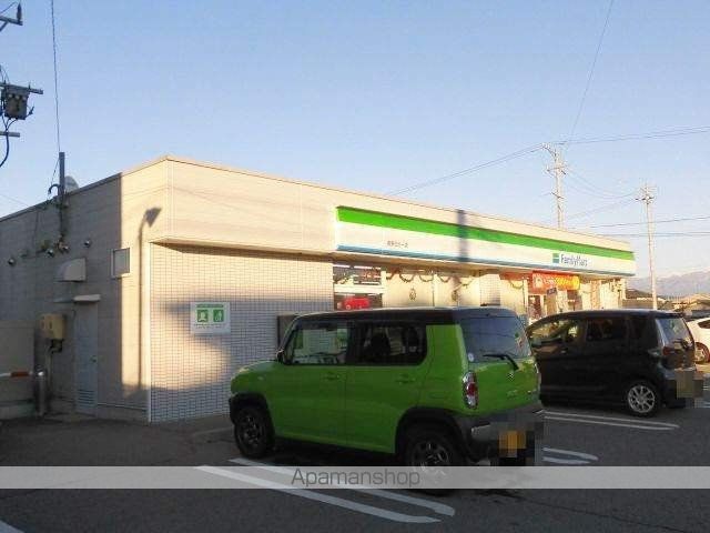 コンビニ　ファミリーマート（コンビニ）まで245m