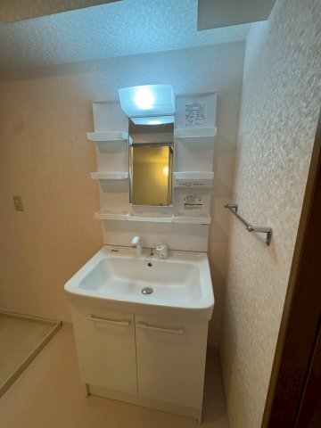 洗面設備　明るい洗面所です