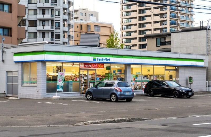 コンビニ　ファミリーマート札幌南5条西20丁目店（コンビニ）まで229m