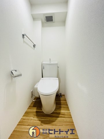 トイレ　落ち着いた色調のトイレです