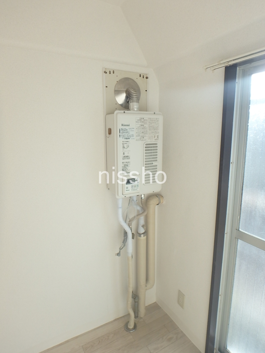 その他　お部屋の角に給湯器があります