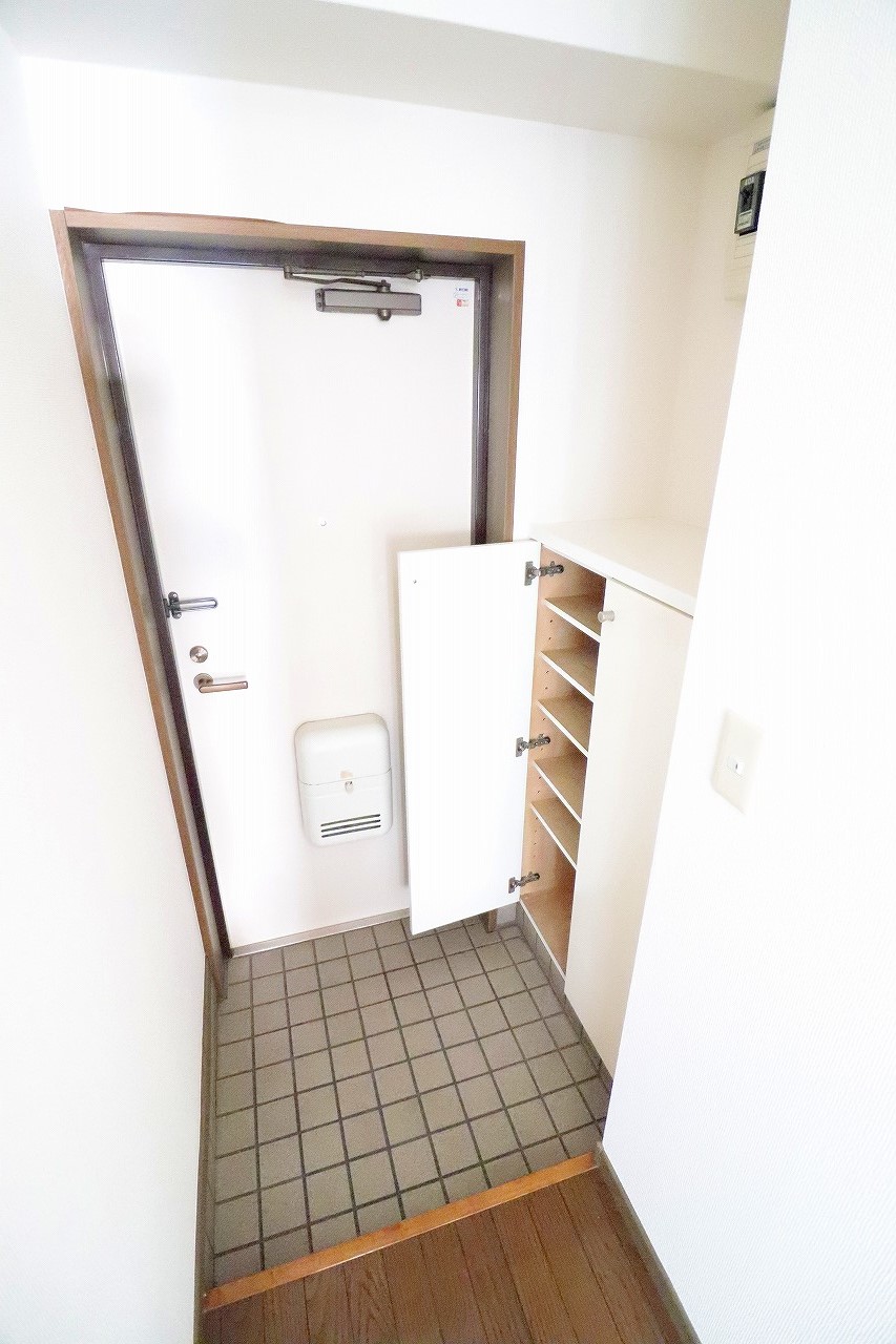 玄関　※同物件、別部屋の写真です。