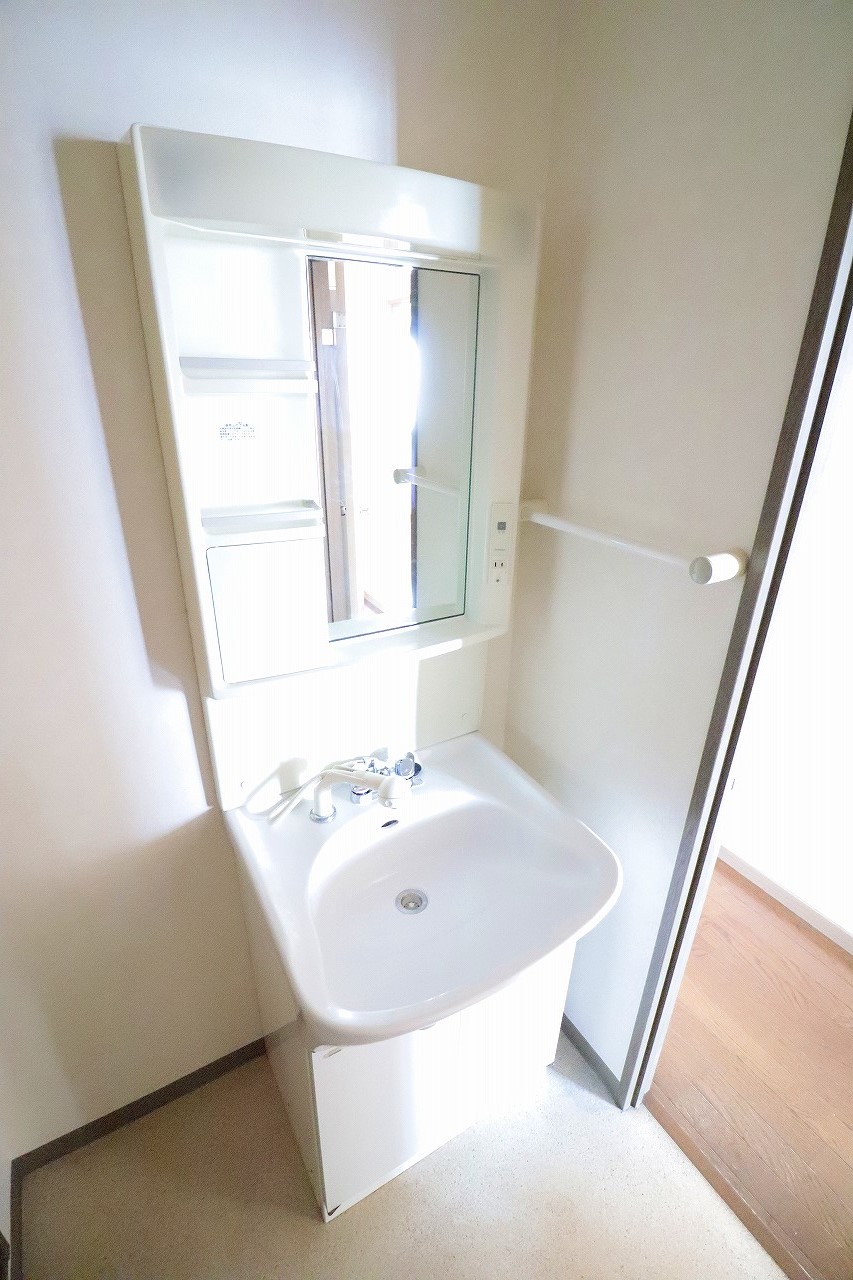 洗面設備　※同物件、別部屋の写真です。