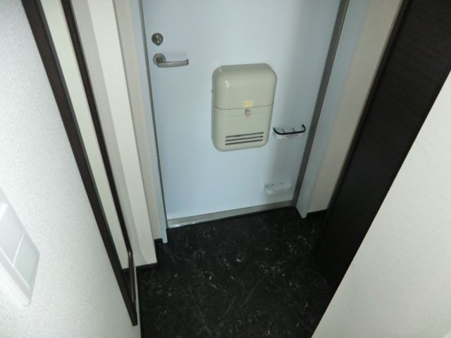 玄関　☆玄関にトールタイプのシューズボックスを設置しています。☆