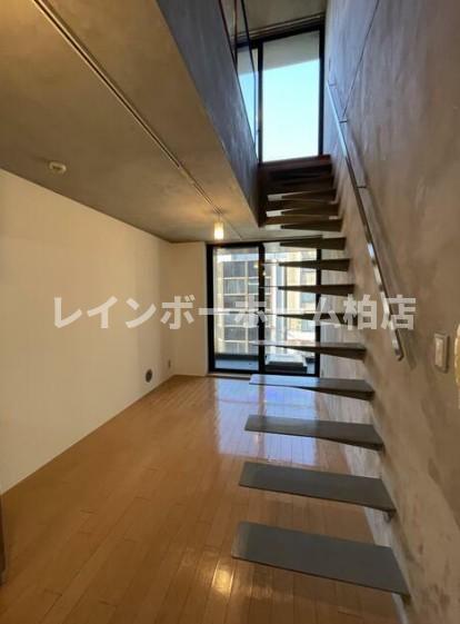 居室・リビング　こちらの居間で趣味の時間をお楽しみください