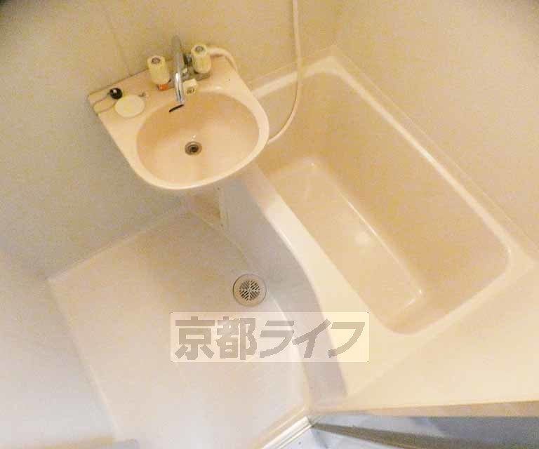 バス・シャワールーム　清潔感あるバスルーム