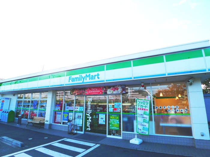 コンビニ　ファミリーマート（コンビニ）まで292m