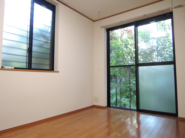 居室・リビング　★横窓もあり明るいお部屋です★