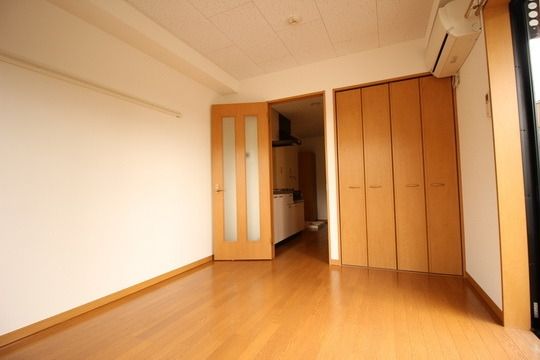 レオ五番館の居間写真