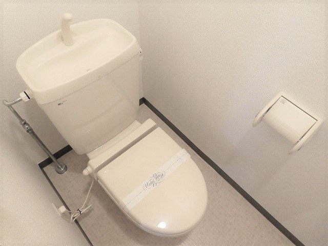 トイレ　写真は101号室です。(参考)