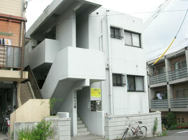 鹿児島市草牟田のマンションの建物外観