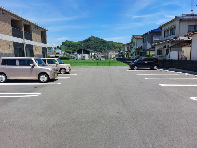 【松山市北斎院町のアパートの駐車場】