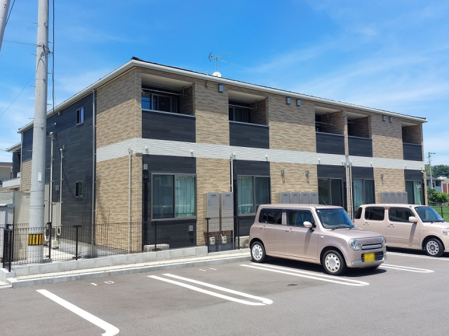 松山市北斎院町のアパートの建物外観