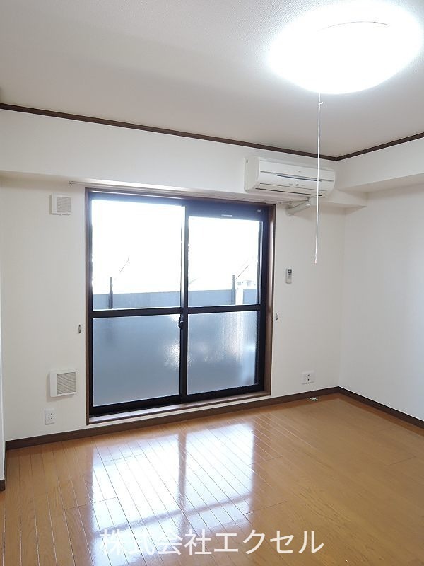 居室・リビング　エアコン完備のきれいな室内です。