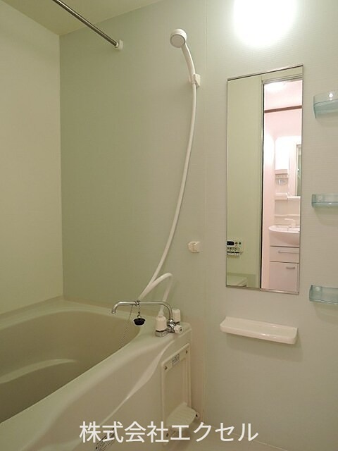 バス・シャワールーム　追い焚き完備のお風呂です。