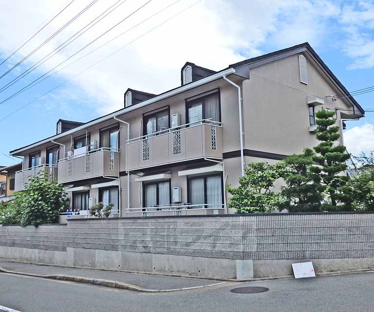 京都市北区小松原北町のアパートの建物外観