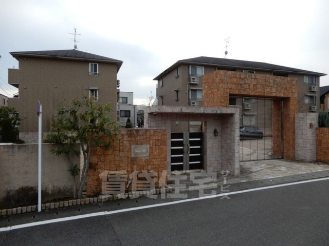 京都市西京区松室荒堀町のアパートの建物外観
