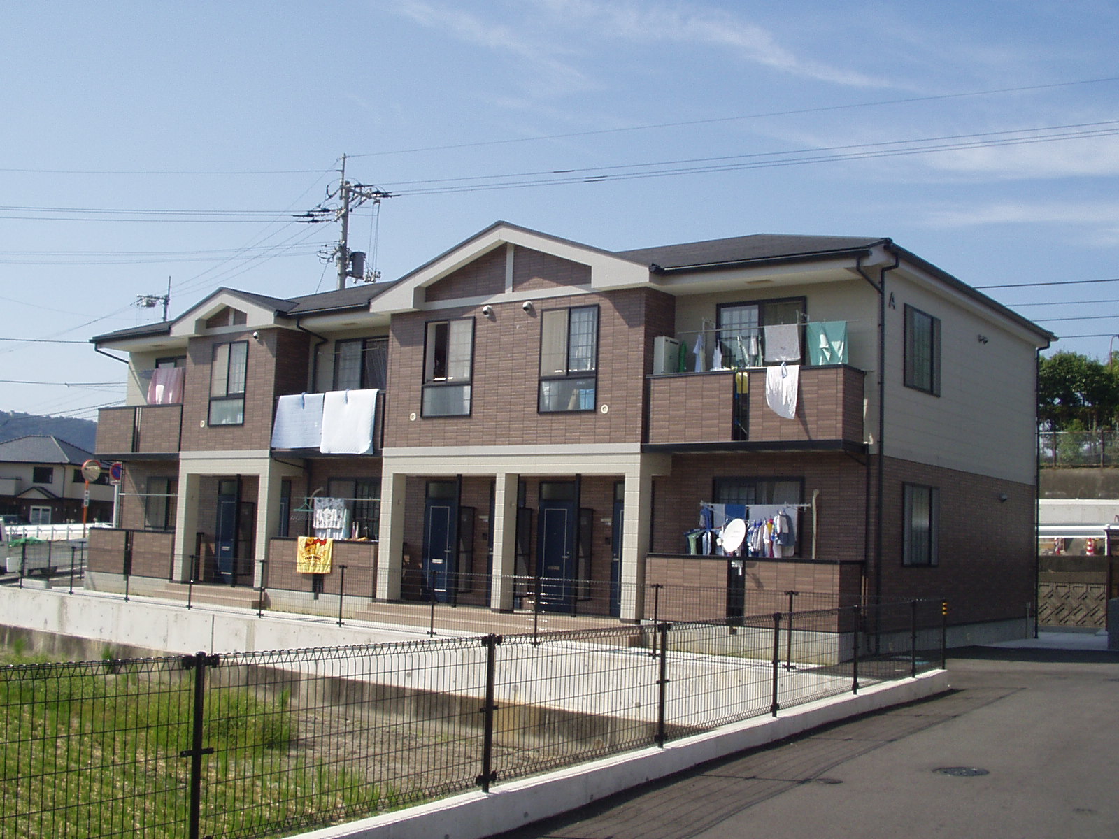 【高松市牟礼町牟礼のアパートの建物外観】