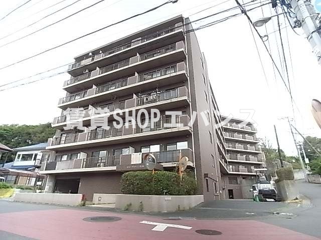 【メイグリーン塚田の建物外観】