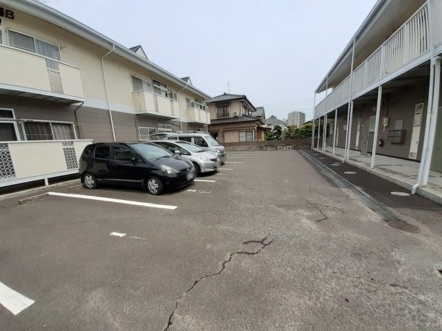 【多賀城市八幡のアパートの駐車場】