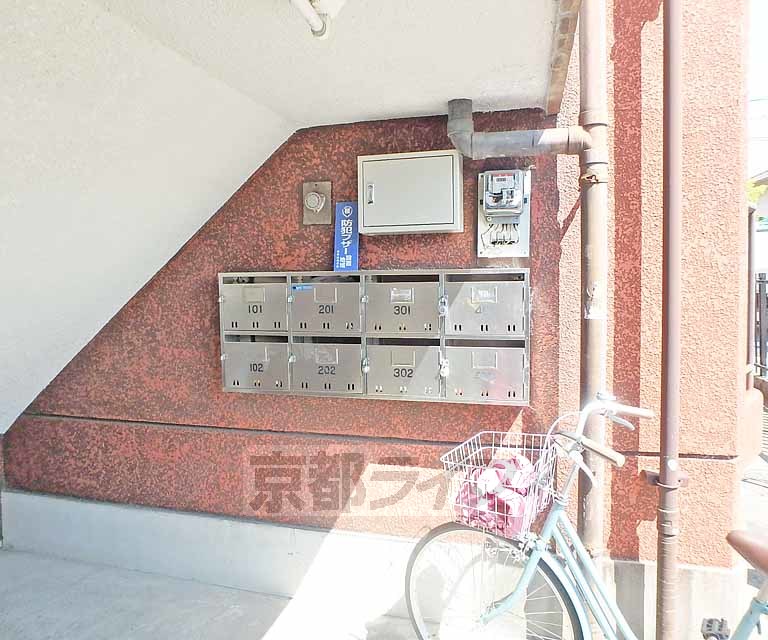 【京都市西京区桂南巽町のマンションのエントランス】