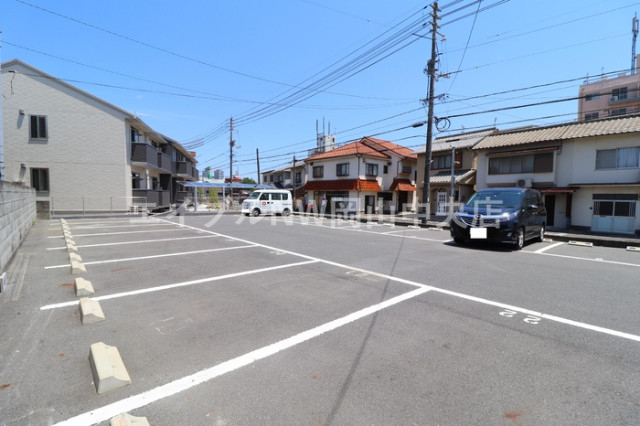 【岡山市北区三門東町のアパートの駐車場】