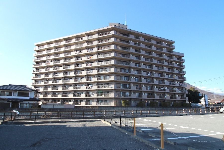 サンコーレ甲運の建物外観