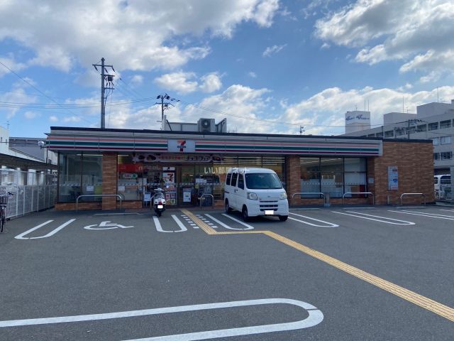 コンビニ　セブンイレブン 東大阪長田中3丁目店（コンビニ）まで384m