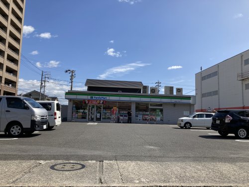 コンビニ　ファミリーマート（コンビニ）まで781m