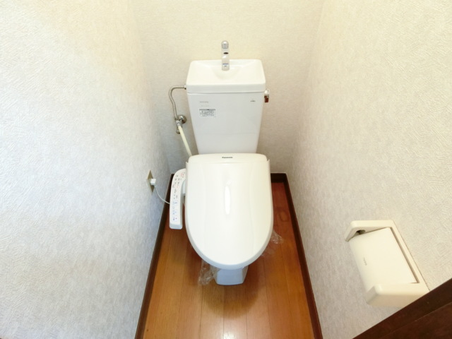 トイレ　温水洗浄便座付きです！