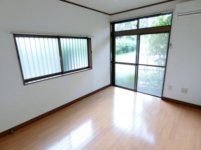 居室・リビング　2面採光で日当たりも良好です