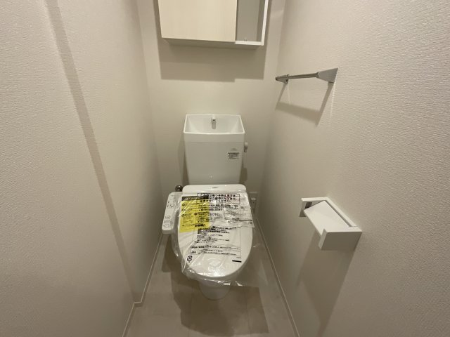 トイレ　落ち着いた色調のトイレです