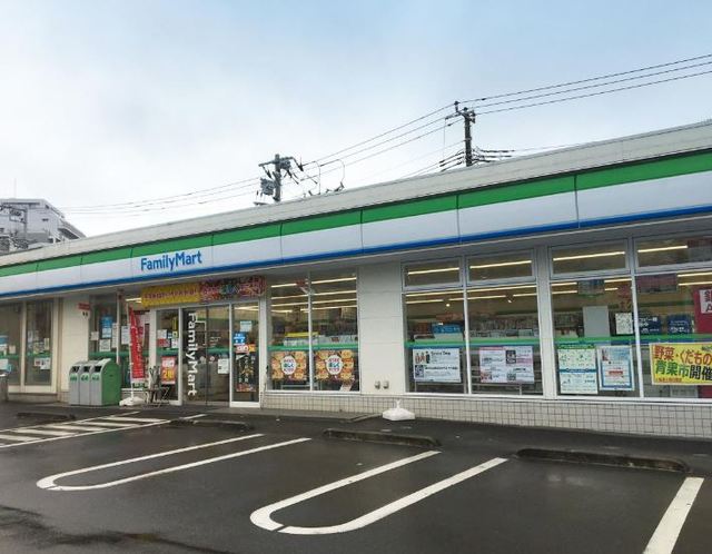 コンビニ　ファミリーマート鶴見荒立店（コンビニ）まで996m