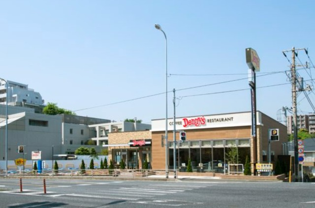 飲食店　デニーズ鶴見一国店（飲食店）まで895m