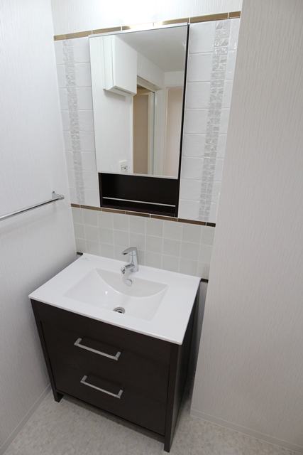 洗面設備　使いやすい独立洗面台です