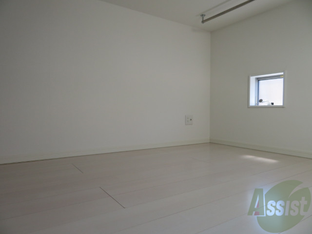 その他部屋・スペース　ロフトの天井は高めで余裕があり、小窓も付いてます。