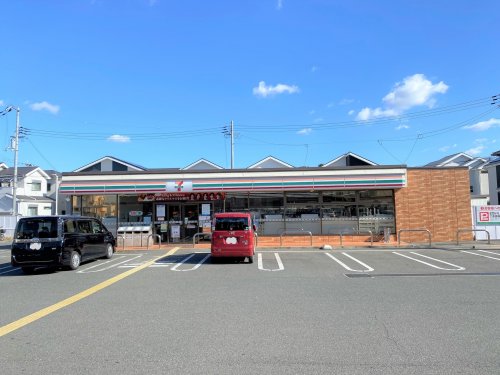 コンビニ　セブンイレブン 堺草部店（コンビニ）まで700m