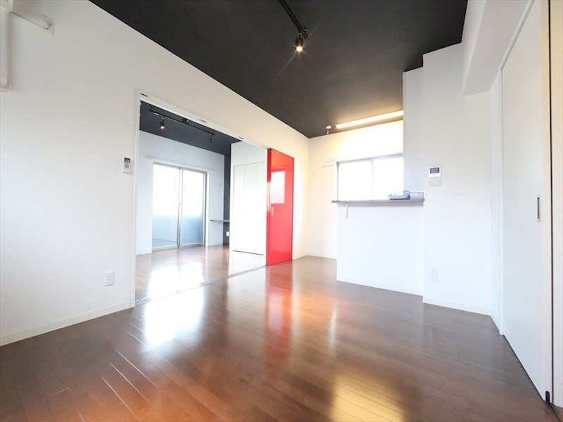 居室・リビング　ＬＤＫ11.9帖　洋室7.3帖　エアコン付　バルコニー