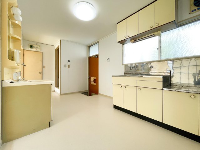 居室・リビング　オレンジのドアがアクセントの、清潔感溢れる空間です。