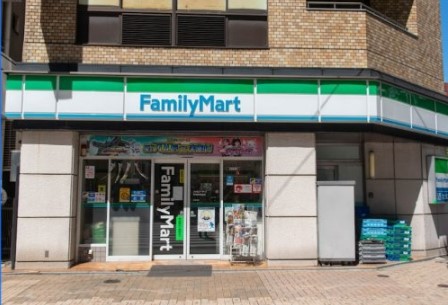 コンビニ　ファミリーマート茅場町駅東店（コンビニ）まで218m