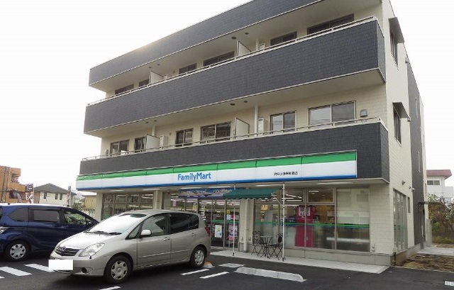 コンビニ　ファミリーマート（コンビニ）まで300m